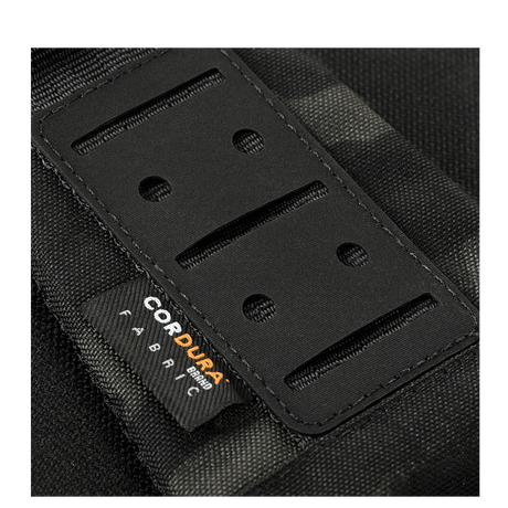 Yksityiskohtia M-Tac Cross Taske Slim Elite Hex -laukusta tukevassa Cordura-materiaalissa, tyylikäs muotoilu.