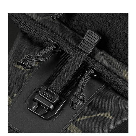 M-Tac Cross Taske Slim Elite Hex Cordura-materiaalista ja Woojin-soljella, yksityiskohtainen kuva vetoketjuista ja remmeistä.