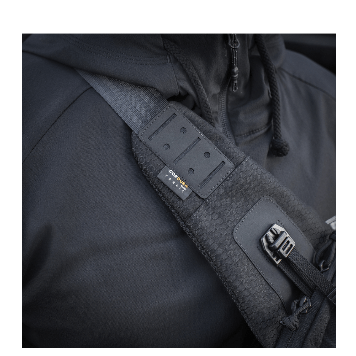 M-Tac Cross Taske Slim Elite Hex bæres over skulderen i Cordura materiale