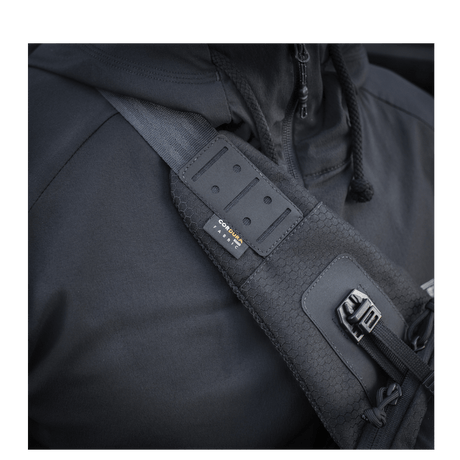 M-Tac Cross Taske Slim Elite Hex kannettuna olalla Cordura-materiaalista.