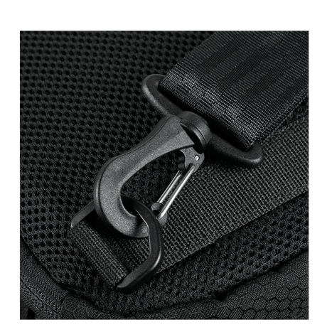 Lähikuva M-Tac Cross Taske Slim Elite Hex -laukun soljesta, valmistettu kestävästä Cordura-materiaalista YKK-komponenteilla.