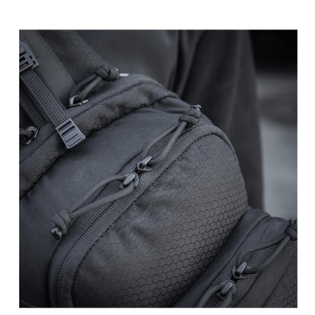 Lähikuva M-Tac Cross Taske Slim Elite Hex -laukusta, Hex-kuvio ja vahvat vetoketjut, valmistettu Cordura 500:sta ja Cordura Hexistä.