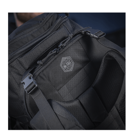 M-Tac Rygsæk Large Elite Hex Gen. IV mustana Cordura 500D:llä, ergonominen muotoilu, sopiva aseiden kantamiseen erillään.