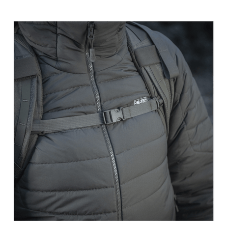 M-Tac reppu Large Elite Hex Gen. IV käytössä. Ergonominen muotoilu ja kestävä Cordura-materiaali näkyvät.