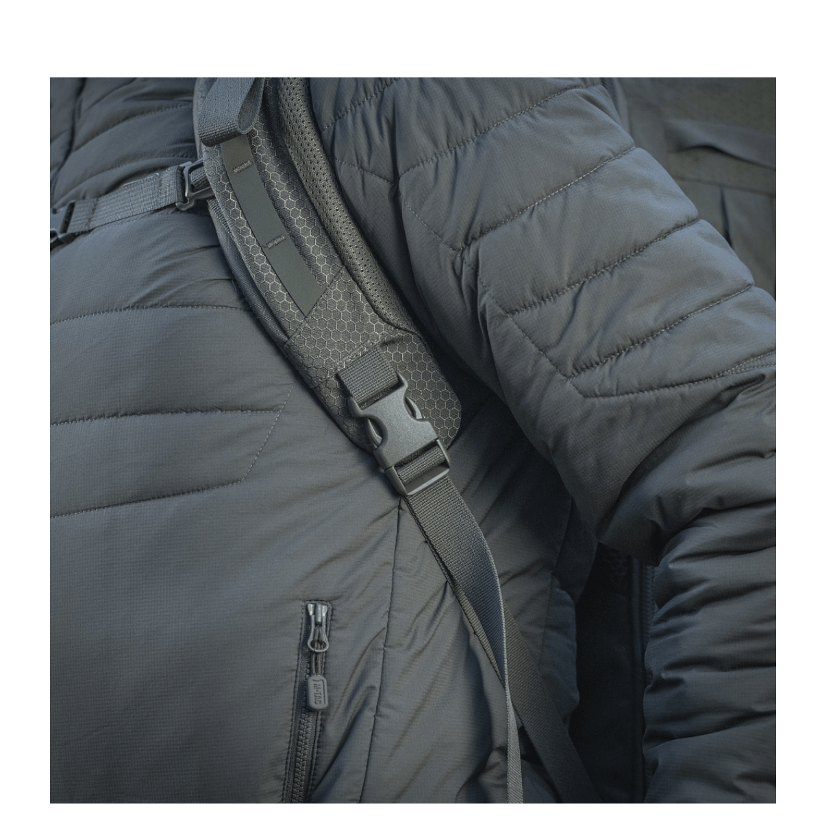Close-up af M-Tac Rygsæk Large Elite Hex Gen. IV på person iført jakke, viser ergonomisk design og stærk konstruktion.