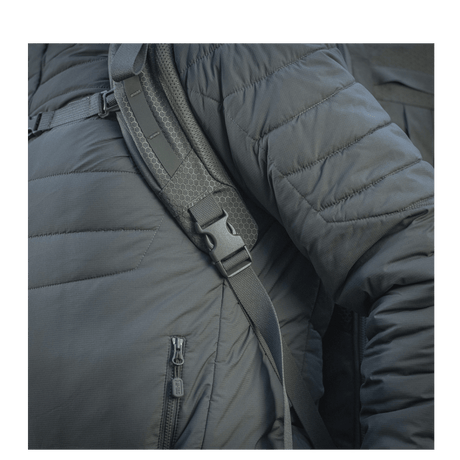 Lähikuva M-Tac reppu Large Elite Hex Gen. IV henkilöllä takki päällä, näyttää ergonomisen muotoilun ja vahvan rakenteen.
