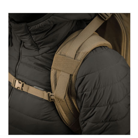 M-Tac reppu Large Elite Hex Gen. IV henkilöllä mustassa takissa, lähikuva ergonomisista olkahihnoista.