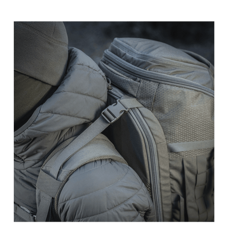 M-Tac reppu Large Elite Hex Gen. IV ergonomisesti suunniteltu kestävistä Cordura-materiaaleista, tyylikäs ja toiminnallinen aseiden kantamiseen.