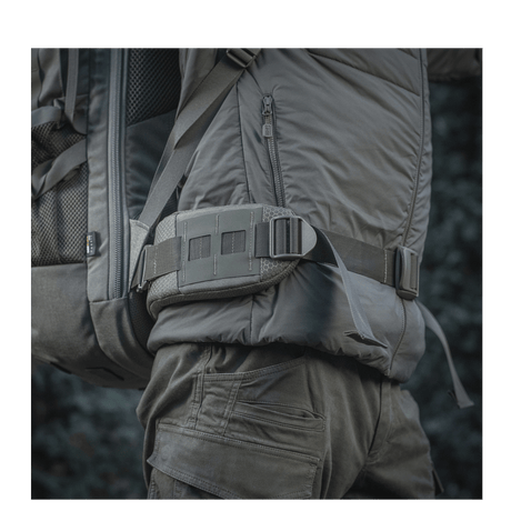 M-Tac reppu Large Elite Hex Gen. IV ergonomisella muotoilulla ja kestävillä materiaaleilla, täydellinen metsästykseen ja ulkoiluseikkailuihin.