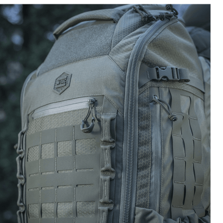M-Tac reppu Large Elite Hex Gen. IV lähikuvassa luonnossa, näyttää Cordura-materiaalit ja toiminnallisen muotoilun.