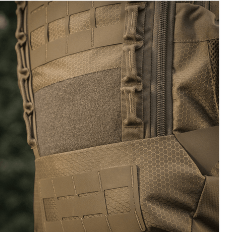 Lähikuva M-Tac reppu Large Elite Hex Gen. IV:stä voimakkaasta Cordura-materiaalista.