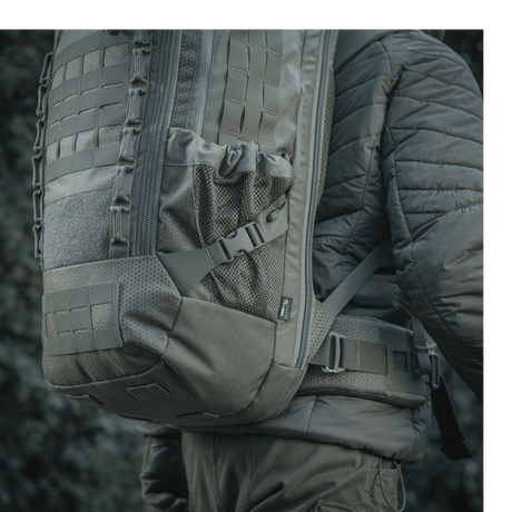 M-Tac reppu Large Elite Hex Gen. IV kantaa henkilö, näyttää repun tyylikkään ilmeen ja kestävät materiaalit kuten Cordura 500D ja Hex 1000.