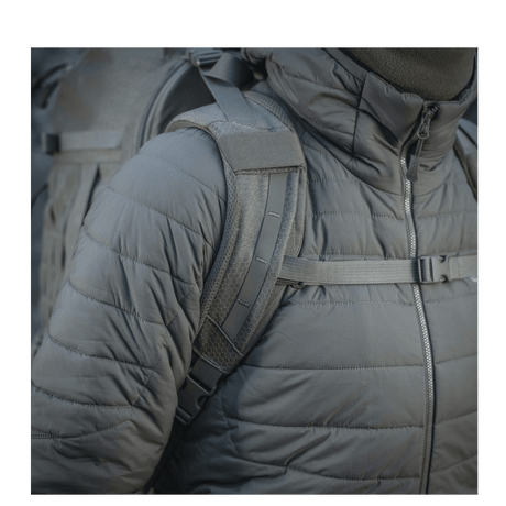 Henkilö käyttää M-Tac reppu Large Elite Hex Gen. IV ergonomisella muotoilulla ja kestävästä materiaalista.
