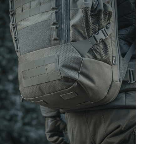 M-Tac reppu Large Elite Hex Gen. IV kestävästä Cordura-materiaalista, ihanteellinen aseiden ja ulkoiluvälineiden säilytykseen.
