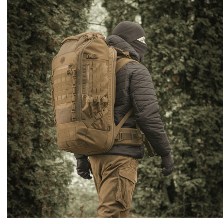 Henkilö käyttää M-Tac reppu Large Elite Hex Gen. IV luonnossa, suunniteltu kestävyyteen ja toimivuuteen.