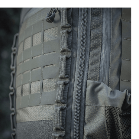 M-Tac reppu Large Elite Hex Gen. IV, kuva tiiviistä materiaalista ja vetoketjuista, robusti Cordura 500D- ja Hex 1000 -design.