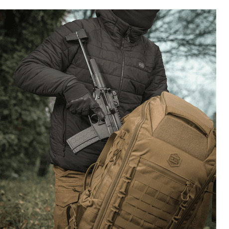 M-Tac reppu Large Elite Hex Gen. IV maastossa taktisen sulun kanssa, suunniteltu kantamaan erillisiä aseita, tehty Cordurasta.