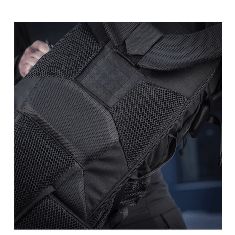 M-Tac Rygsæk Large Elite Hex Gen. IV kestävästä Cordurasta, ergonomisesti suunniteltu aseiden säilytykseen. Näytetty läheltä etu- ja sivupaneeleja.
