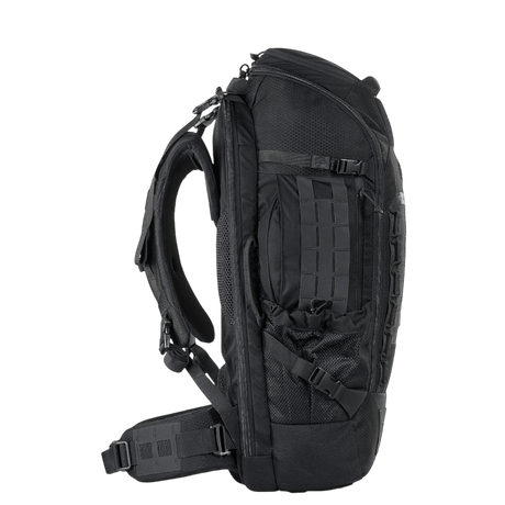M-Tac Rygsæk Large Elite Hex Gen. IV mustana, sivuprofiili korostaa laatua ja toiminnallisuutta ulkokäyttöön, valmistettu Cordura-materiaaleista.