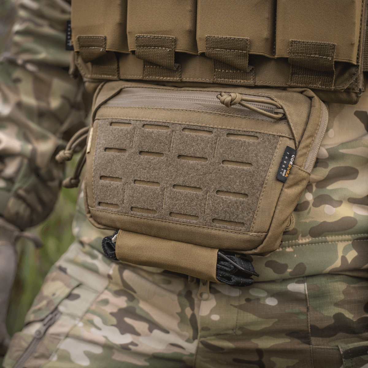 M-Tac Lomme til Tilbehør Lower Large Elite monteret på militærjakke, fremstillet af slidstærkt Cordura 500D-materiale for holdbarhed.