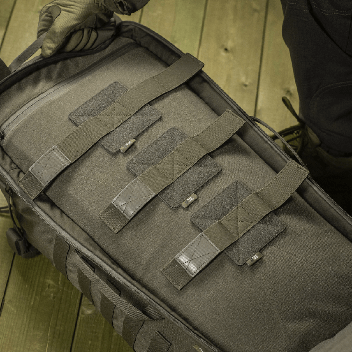 M‑Tac Indlæg til Rygsæk (3 stk) sikrer våben i kasser og M‑Tac Large Elite Hex rygsæk med Velcro-panel for optimal sikkerhed.