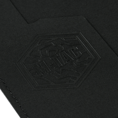 M‑Tac Pascover suojaa tyylikkäällä M‑Tac-logolla, kestävä polymerikomposiitti, sopii passeille 13,5 x 10 cm.
