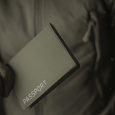 M‑Tac Pascover suojaa passia vaurioilta, polymerikomposiitti, pystysuuntainen "Passport"-painatus, tyylikäs muotoilu, kestävä matkatarvike.