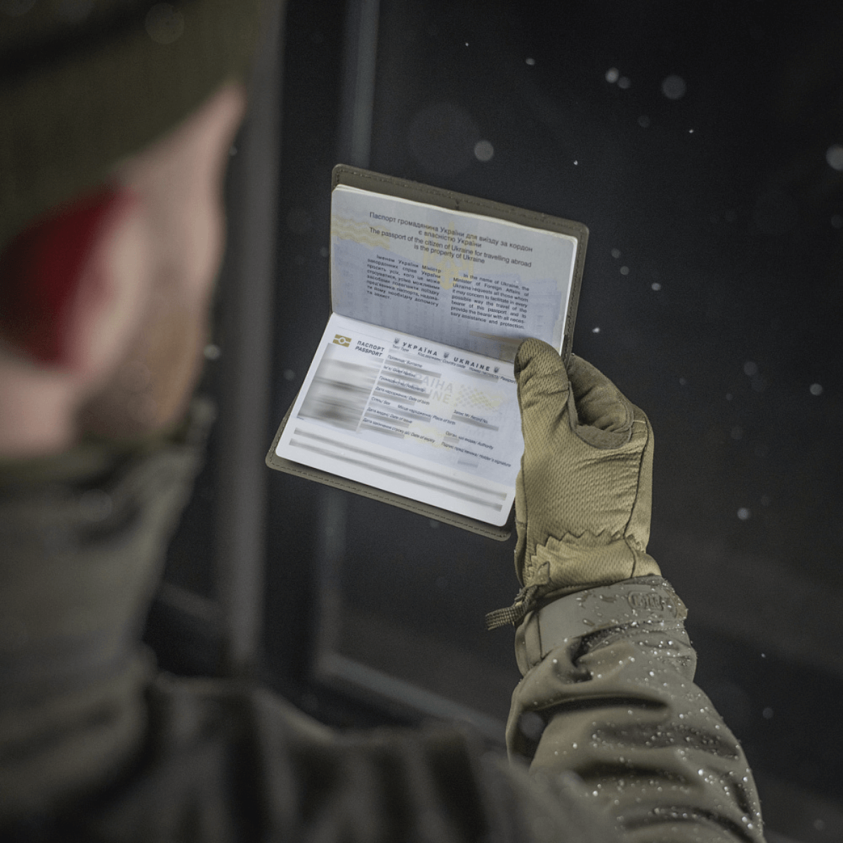 Person holder et pas beskyttet af M‑Tac Pascover i vintertøj.