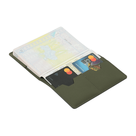 M‑Tac Pascover polymerikomposiitista pystysuunnaisella "Passport"-painatuksella, sisäisillä korttitaskuilla ja tyylikkäällä logolla, sopii matkustajille.