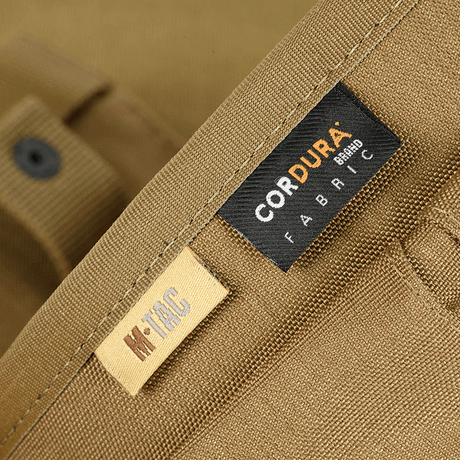 Lähikuva M‑Tac Magasinsæk Dump Pouch Lite Elite Cordura 500D -kankaasta näkyvillä merkeillä, jotka korostavat materiaalin kestävyyttä.