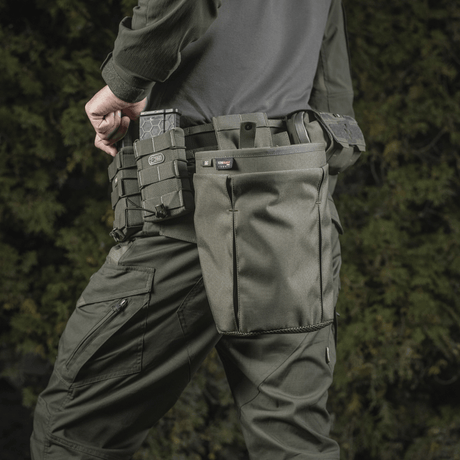 M‑Tac Magasinsæk Dump Pouch Lite Elite kiinnitettynä vyöhön, kestävä Cordura 500D -rakenne, nopealukitus ja rei'itetty pohja.
