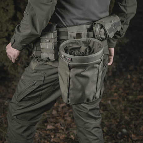 M‑Tac Magasinsæk Dump Pouch Lite Elite kiinnitetty taktiseen vyöhön quick-pull-sulkimella ja Cordura 500D -materiaalilla.