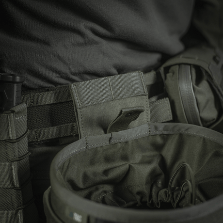 M‑Tac Magasinsæk Dump Pouch Lite Elite kiinnitetty vyöhön, korostaa quick-pull-sulkua ja kestävää Cordura 500D -materiaalia.