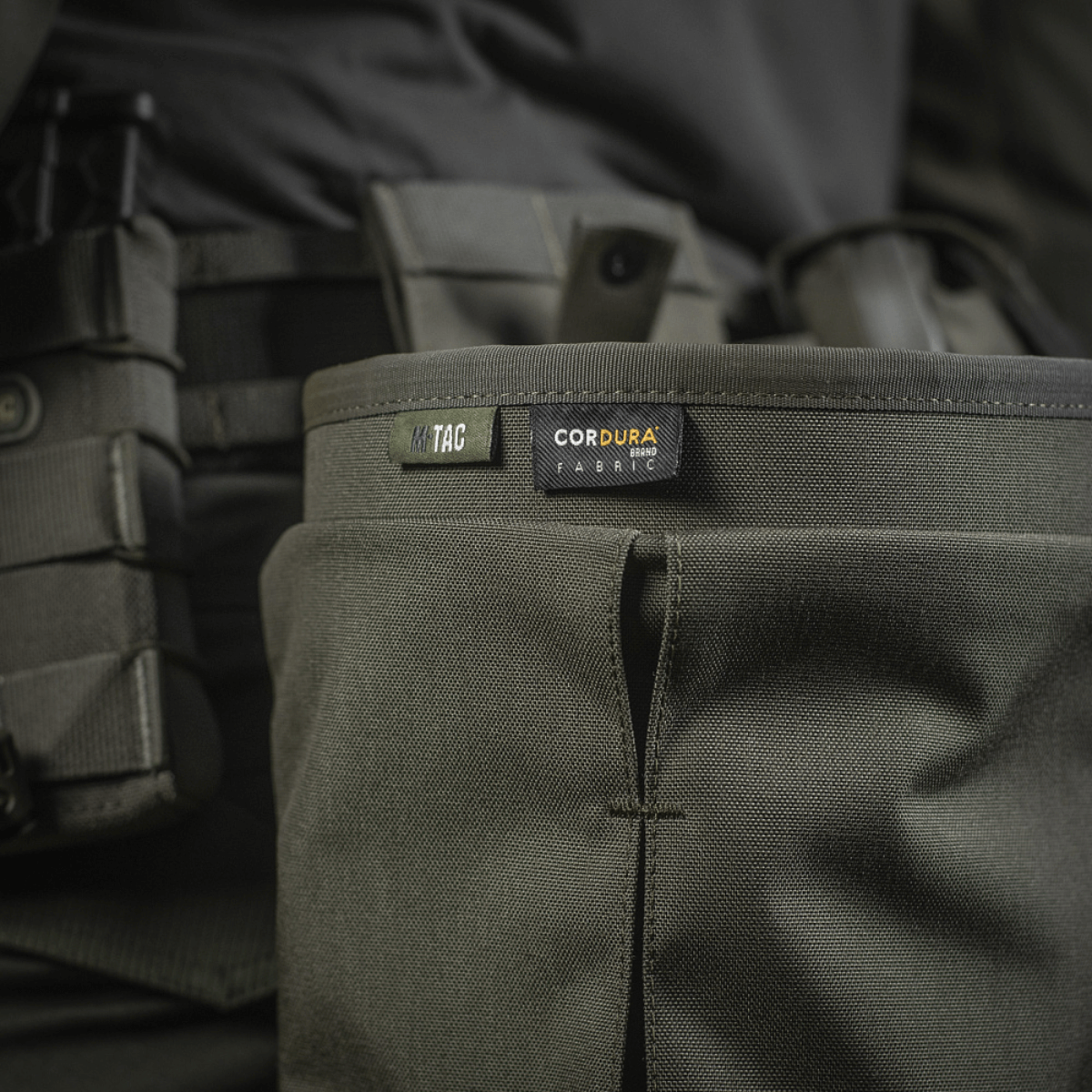 M-Tac Magasinsæk Dump Pouch Lite Elite på montering med Cordura 500D materiale og hurtiglukkesystem.