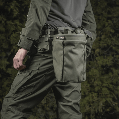M‑Tac Magasinsæk Dump Pouch Lite Elite kiinnitetty vyöhön lippaiden nopeaan säilytykseen ulkoilma-aktiviteeteissa.