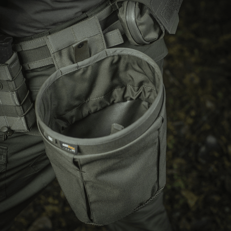 M‑Tac Magasinsæk Dump Pouch Lite Elite kiinnitettynä vyöhön, valmistettu kestävästä Cordura 500D:stä, quick-pull-suljin ja rei'itys.