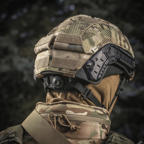 M‑Tac Hjelmcover Shroud Elite på TOR-D hjelm i MULTICAM camo, designet til holdbarhed med Cordura 500D og mesh, med Velcro-paneler og stropper.