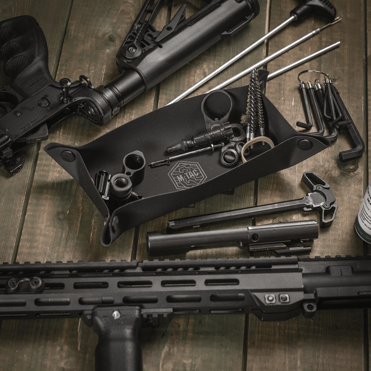 M‑Tac Field Vedligeholdelsesbakke 18x30 cm på træningsbane med værktøj og våbendele