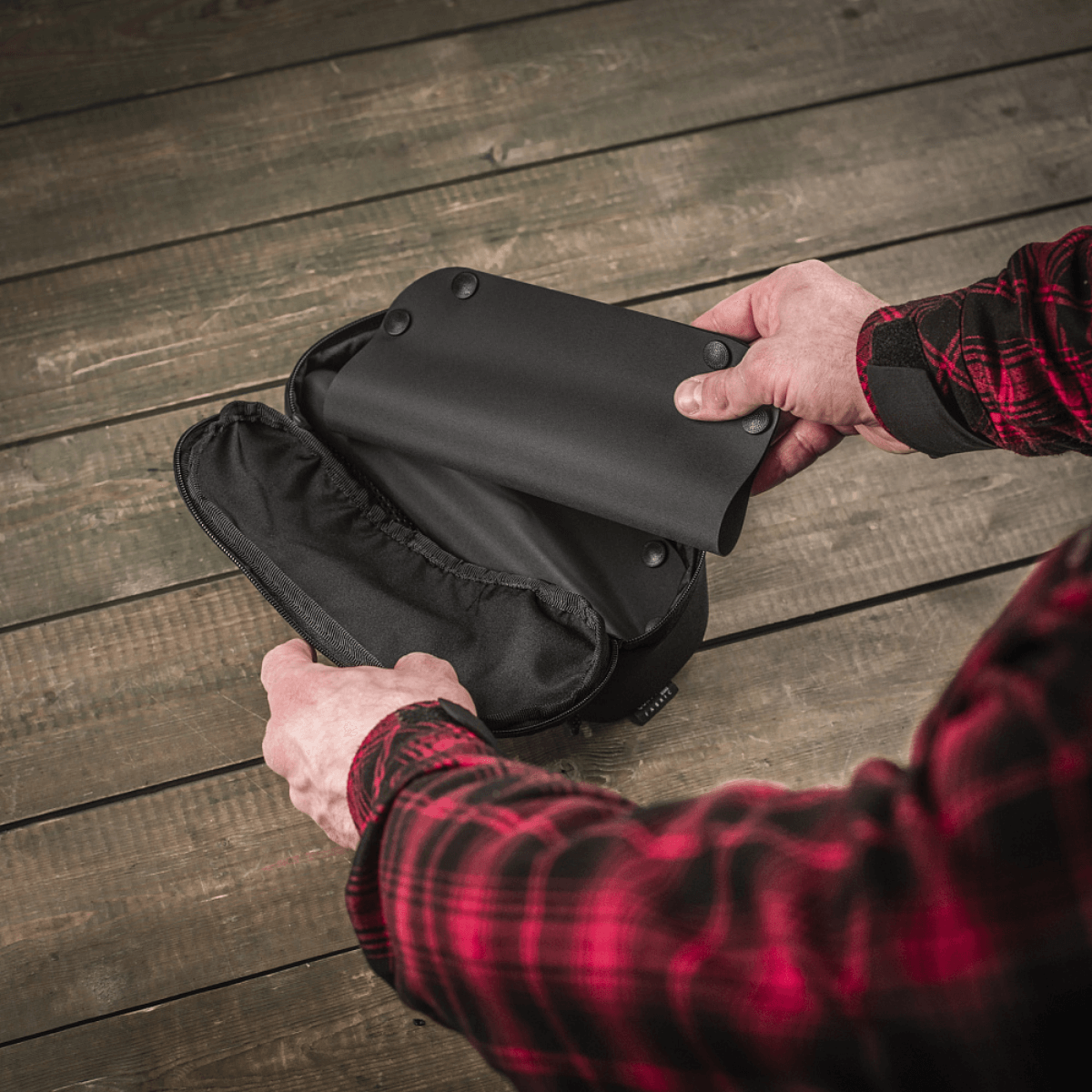 M‑Tac Field Vedligeholdelsesbakke 18x30 cm foldbar vedligeholdelsesbakke i sort polymer på træbord