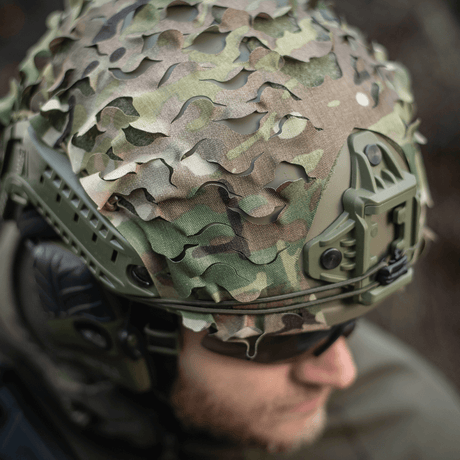 M‑Tac Vilha Hjelmcover FAST på en FAST-hjelm, der viser camouflage og beskyttelse i Multicam mønster, nem Velcro-fastgørelse.