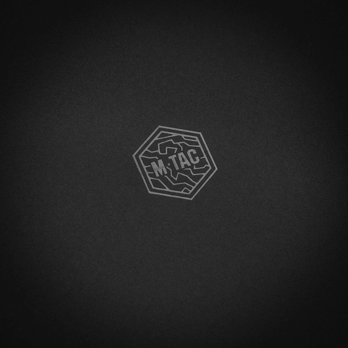 M‑Tac Vedligeholdelsesbakke 24x24 cm med elegant hexagon logo på sort baggrund