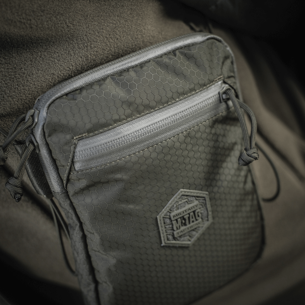 M‑Tac Pocket Bag Elite HEX i holdbart materiale med YKK lynlåse, kompakt opbevaringstaske ideel til EDC-udstyr, nøgler og dokumenter.