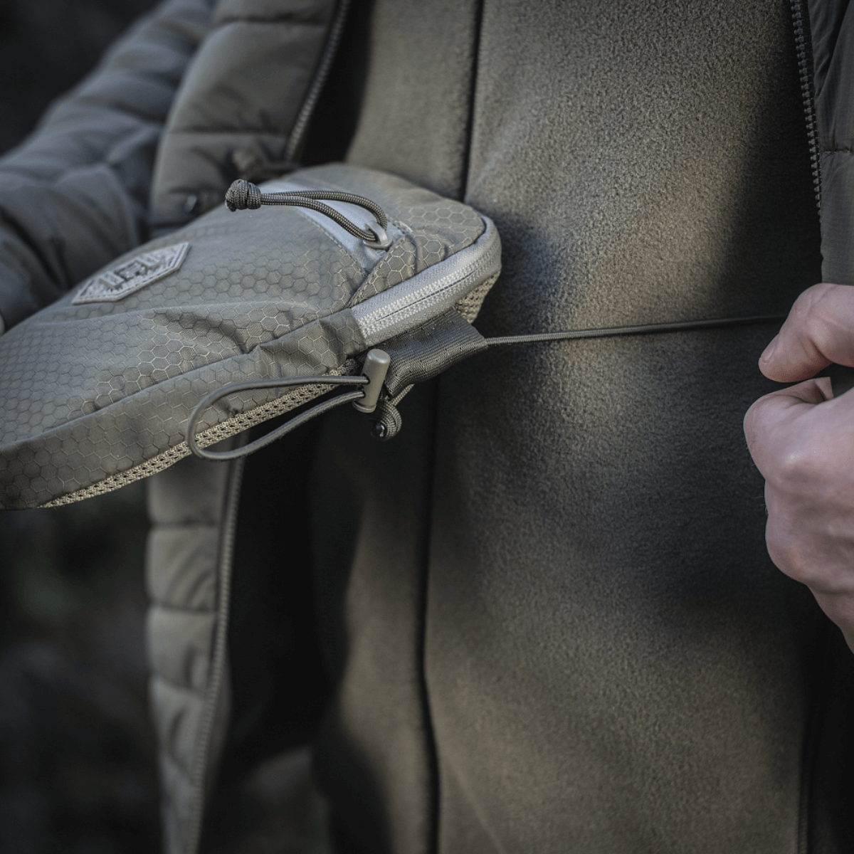 M-Tac Pocket Bag Elite HEX i brug, robust og kompakt taske med pålidelige YKK lynlåse til daglig opbevaring af småting.