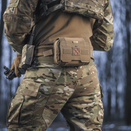 M-Tac Horisontal Medic Lomme Large Elite tukevassa materiaalissa, NIJ-sertifiointi, näyttää kantopaikan taktillisella vyöllä, galleria-asento 1.