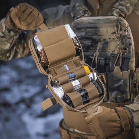 M-Tac Horisontal Medic Lomme Large Elite tukevassa materiaalissa, NIJ-sertifiointi, taktinen tan-väri, galleria-asento 1, avattu IFAK-järjestimellä.