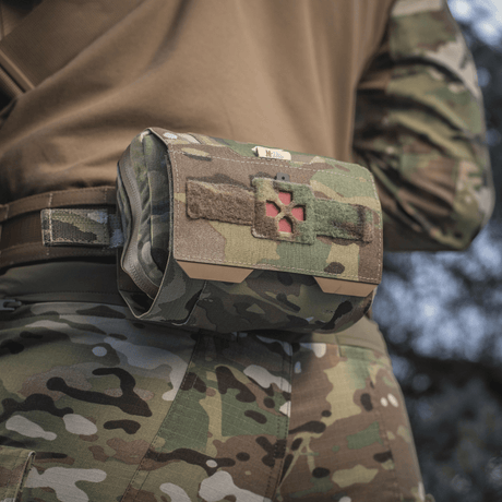 M-Tac Horisontal Medic Lomme Large Elite multicam-materiaalissa, NIJ-sertifiointi, galleria-asento 1 kiinnitettynä taktiseen vyöhön.