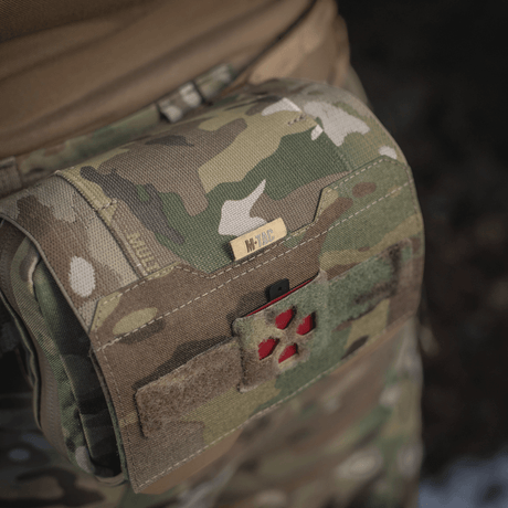 M-Tac Horisontal Medic Lomme Large Elite multicam-materiaalissa, NIJ-sertifiointi, galleria-asento 1, kiinnitetty taktiseen varustukseen.
