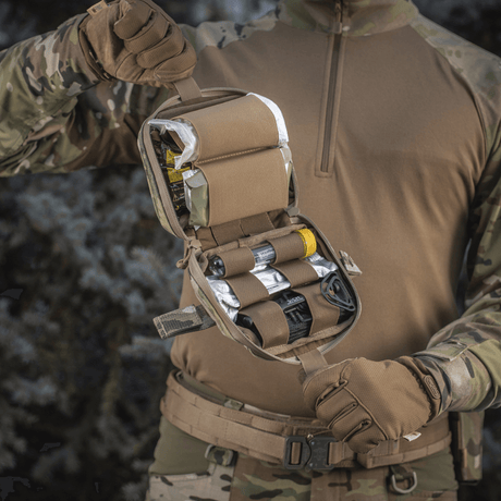 M-Tac Horisontal Medic Lomme Large Elite multicam-materiaalissa, NIJ-sertifiointi, galleria-asento 1, avattu ja järjestetyt lääkintätarvikkeet näkyvissä.