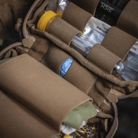 M-Tac Horisontal Medic Lomme Large Elite multicam-materiaalissa, NIJ-sertifiointi, galleria-asento 1, avattu ja järjestetyt ensiapukomponentit sisällä.