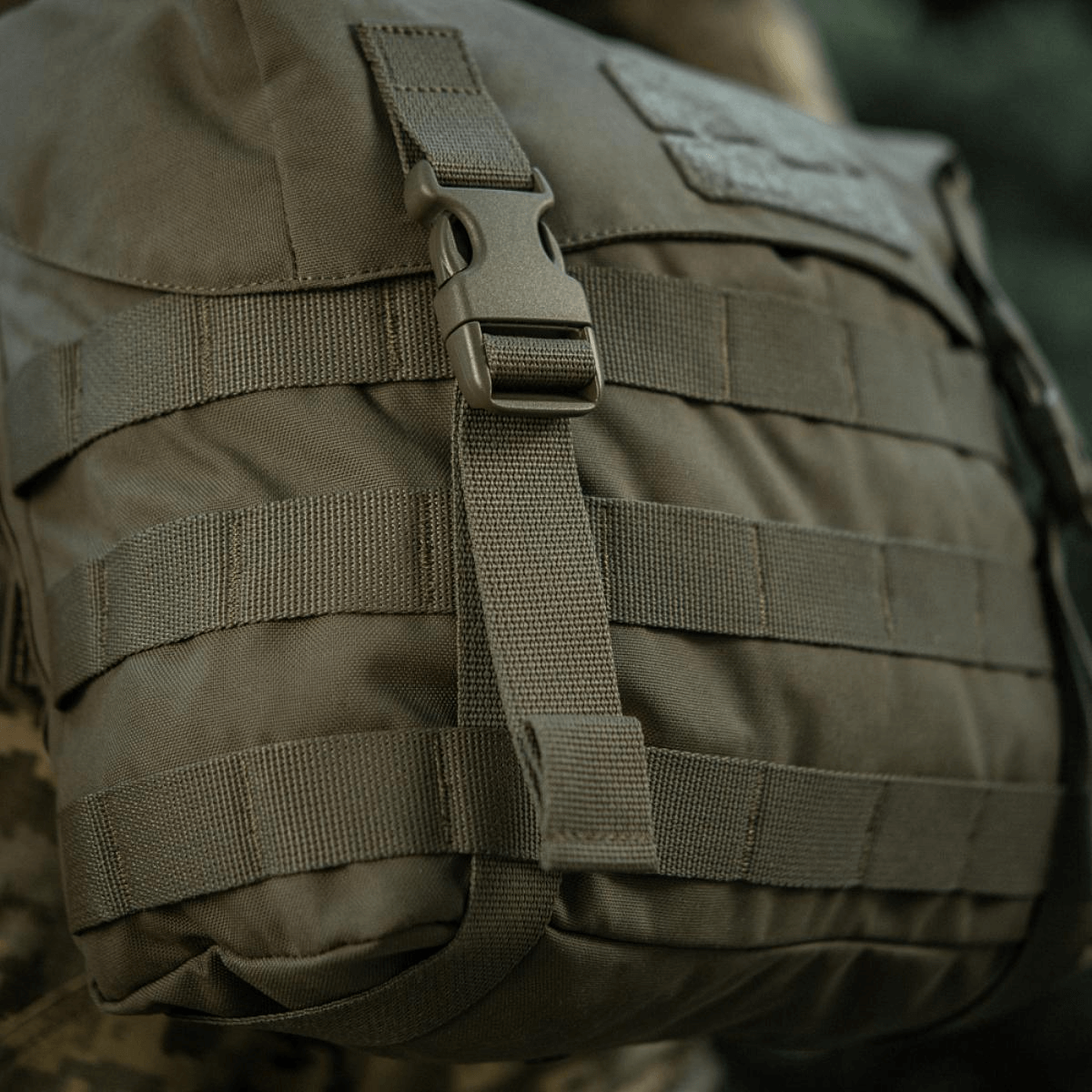 M-Tac Pouch Sukharka Gen.3 XL i Cordura 500D med MOLLE-system og Woojin hardware på en feltjakke.